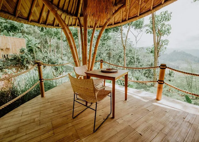Lodge Bird Hills Bamboo House