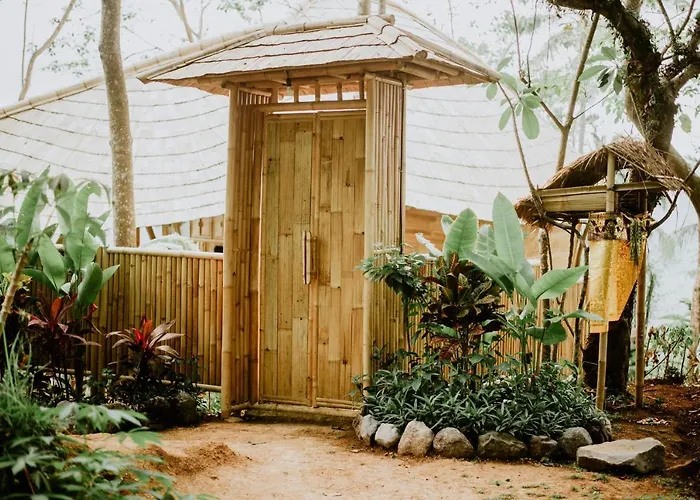 Lodge Bird Hills Bamboo House