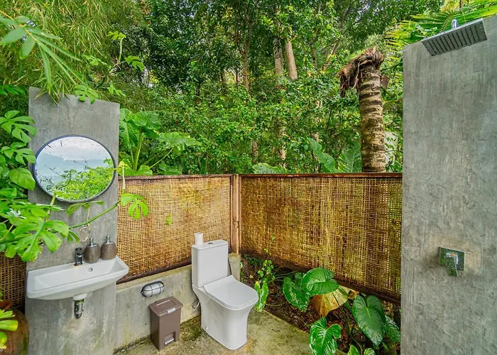 Lodge Bird Hills Bamboo House