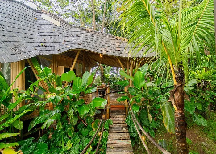 Lodge Bird Hills Bamboo House